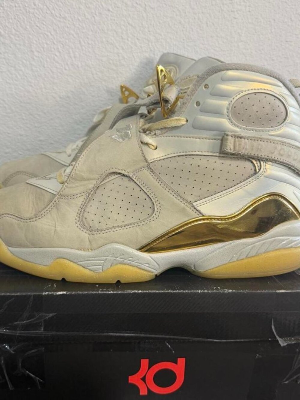 Air Jordan 8 Retro Championship Trophy (2016) — Size 10.5